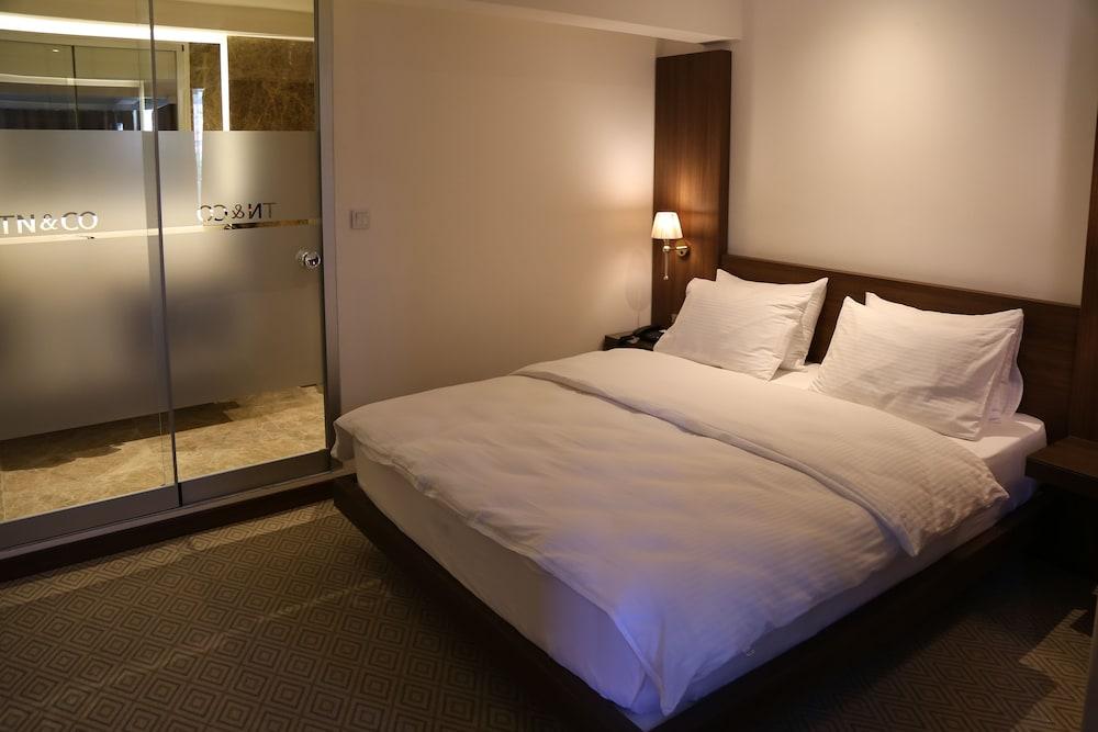TN & CO Hotel - Room