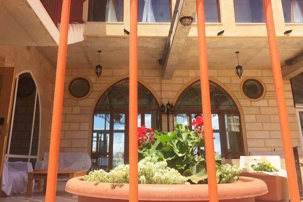 دار الضيافة اللبناني داماسك روز - Exterior