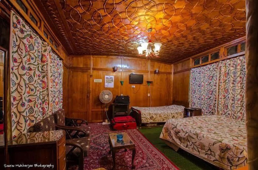 Lily of Nageen - Room