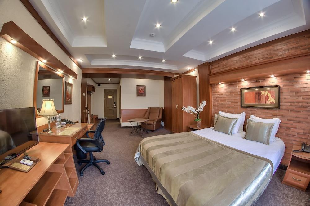 Uyut Hotel - Featured Image