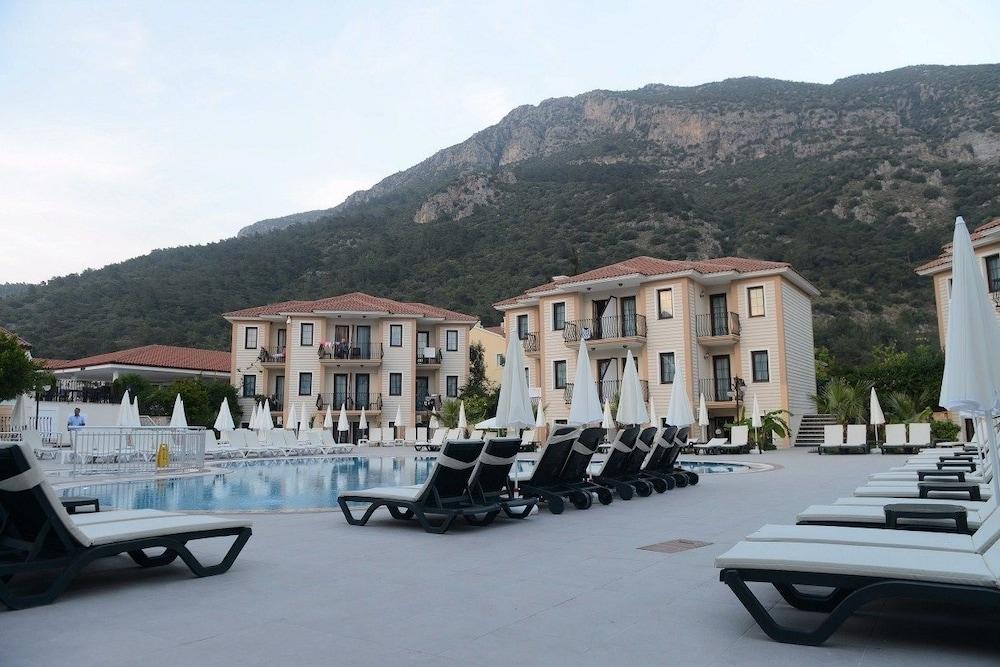 Marcan Beach Hotel - Bed And Breakfast - Outdoor Pool