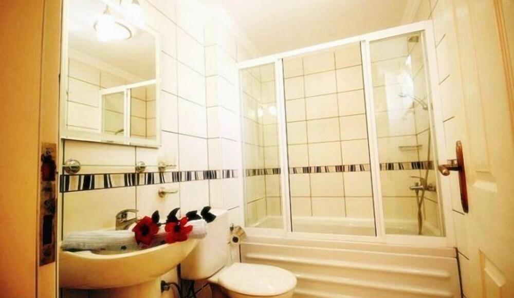 Royal Heights Residence 2 Bedrooms - Bathroom