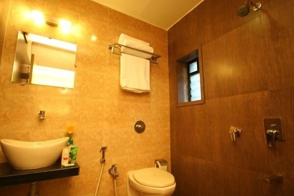 Hotel Ratna Palace Residency - Bathroom