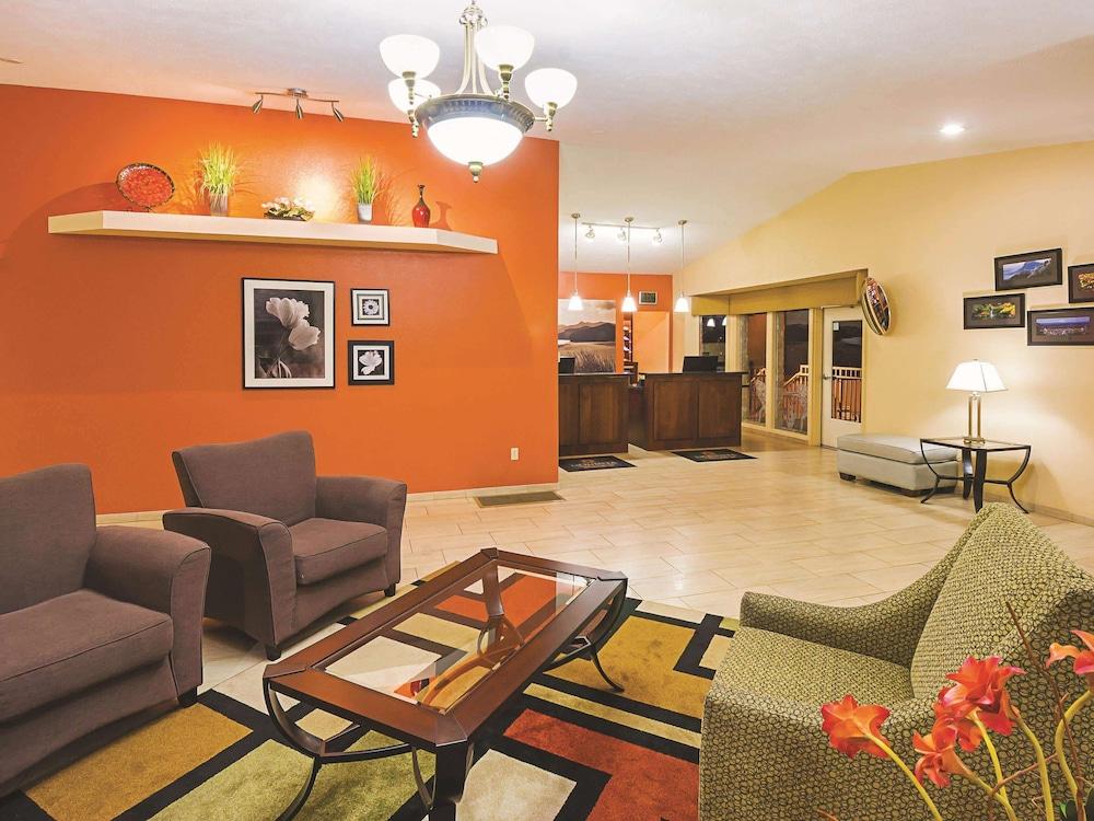 La Quinta Inn & Suites by Wyndham Woodburn - Lobby