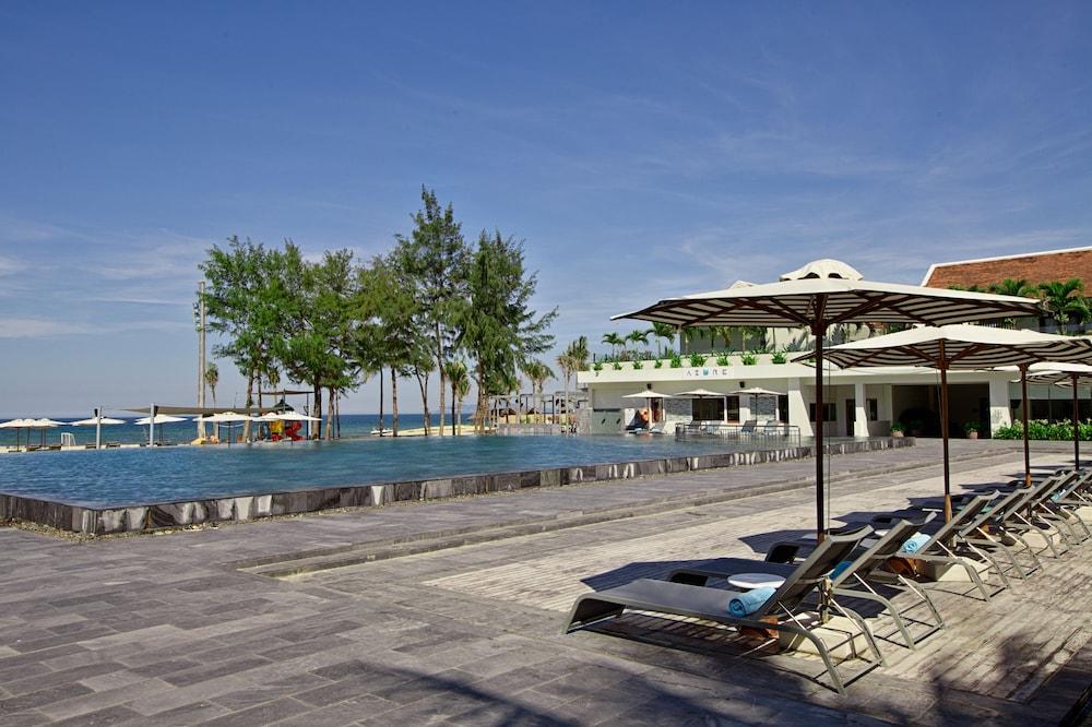 Pullman Danang Beach Resort - Outdoor Pool