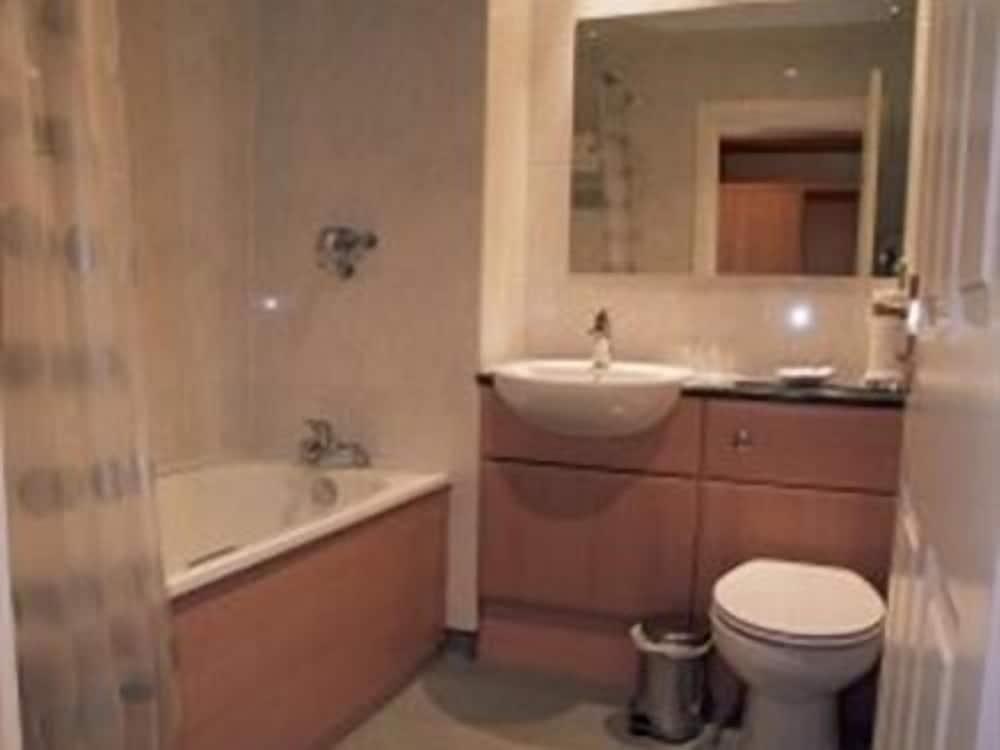 لوين أون جيست هاوس - Bathroom