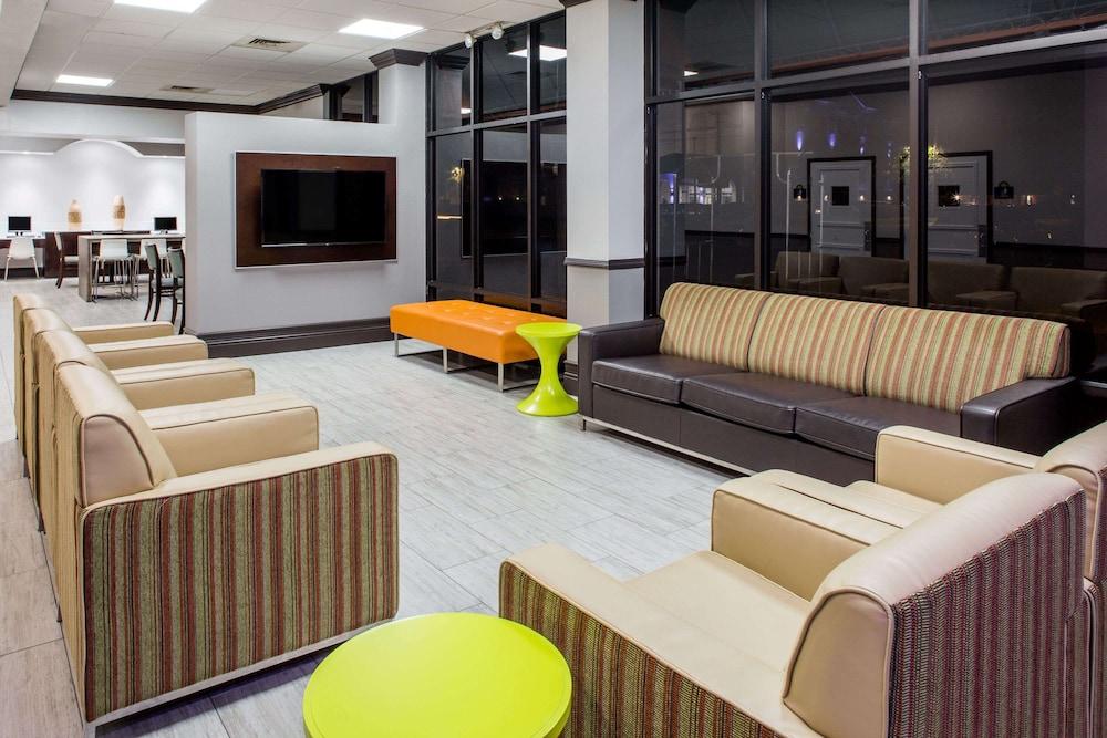 Days Inn & Suites by Wyndham Orlando Airport - Lobby