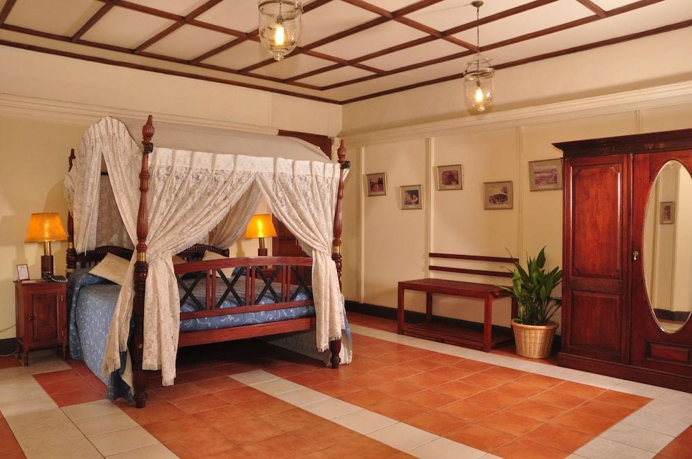 Grand Oriental Hotel - Room