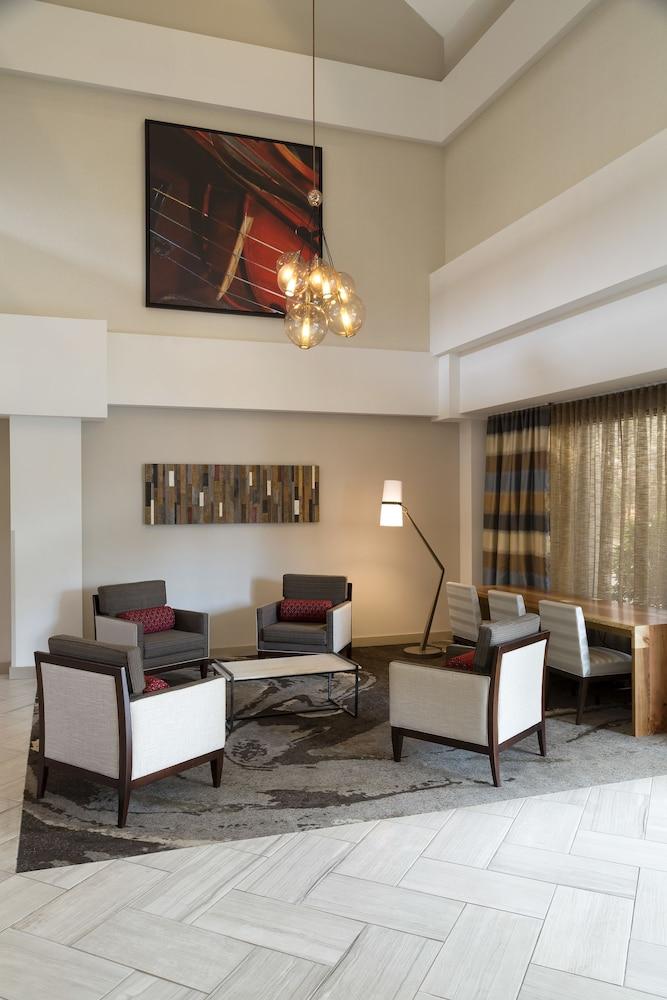 DoubleTree Suites by Hilton Nashville Airport - Lobby Sitting Area