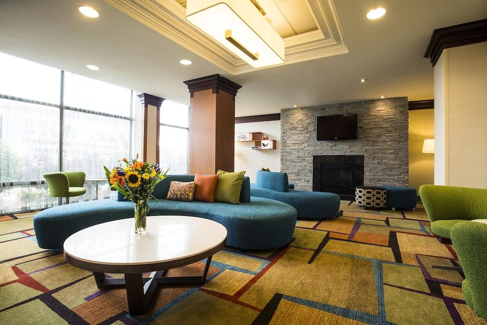 Fairfield Inn and Suites by Marriott Toronto Airport - Lobby Sitting Area