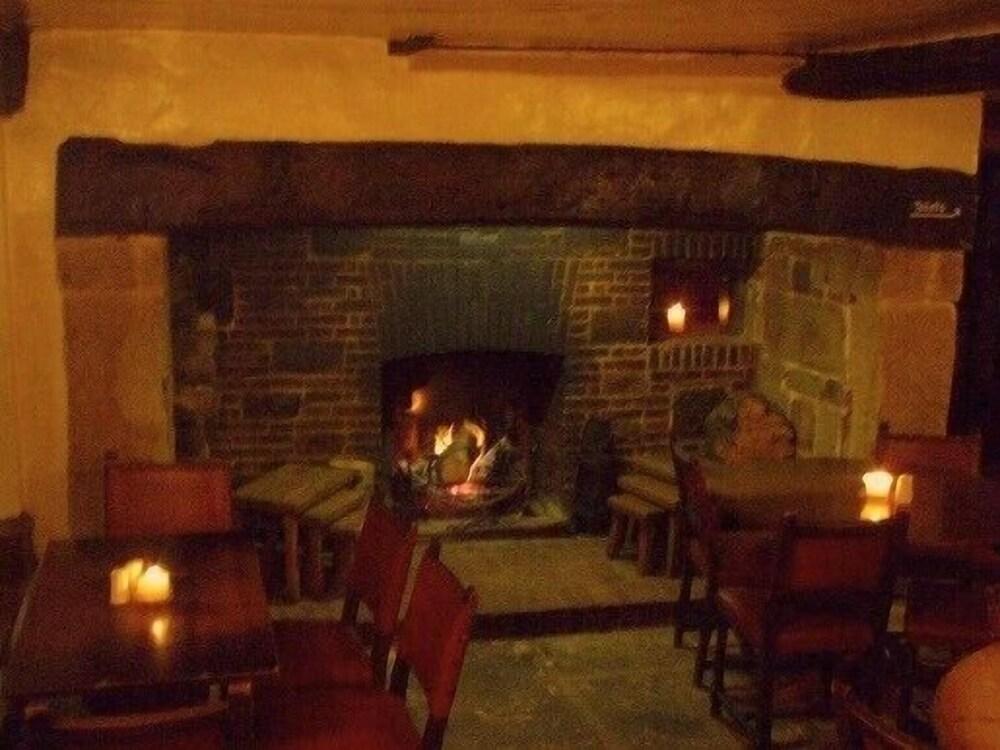 Chequers Inn Hotel - Fireplace