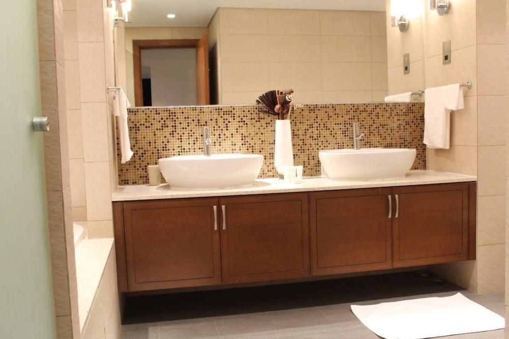 Yanjoon Holiday Homes - Marina Residence - Bathroom