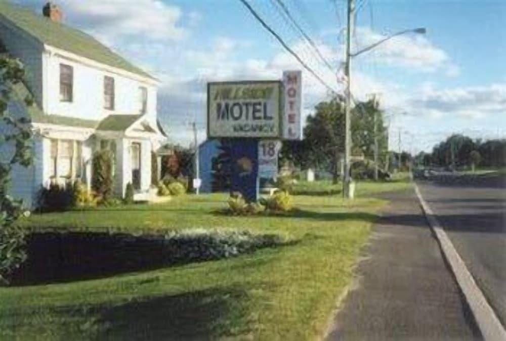 Hillside Motel - Featured Image