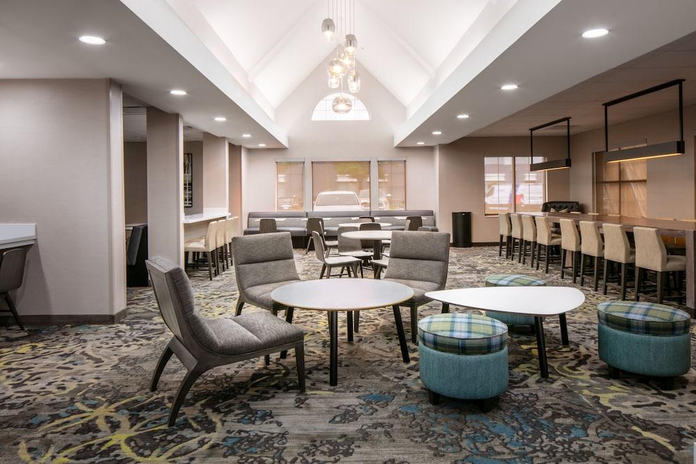Residence Inn by Marriott Tulsa South - Lobby Sitting Area