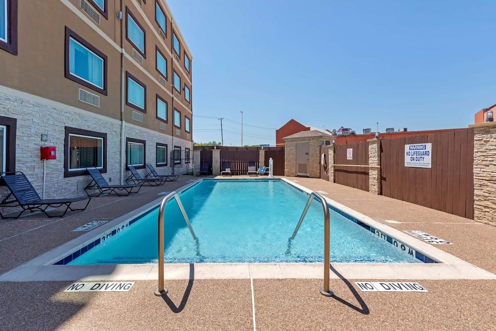 Best Western Plus Arlington North Hotel & Suites - Outdoor Pool