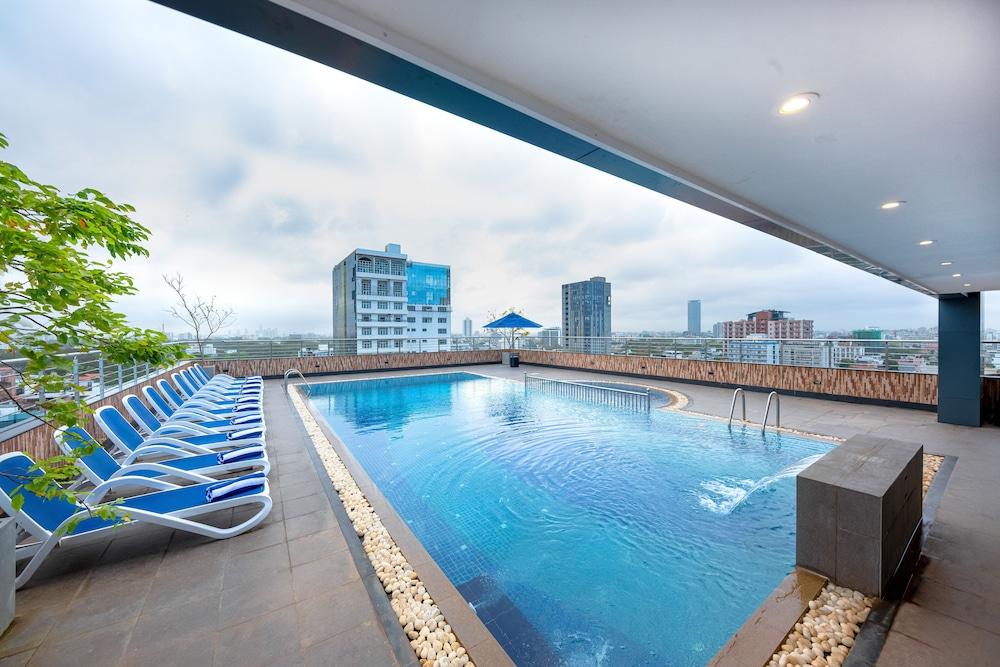 Pearl Grand By Rathna - Rooftop Pool