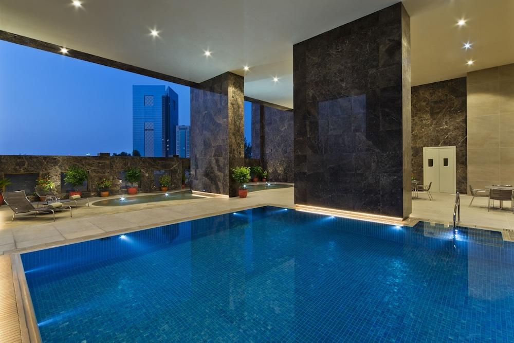 voco Doha West Bay Suites, an IHG Hotel - Pool