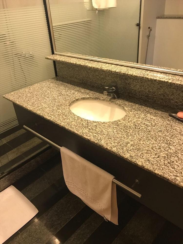 فلات ديسبونيفل - Bathroom Sink