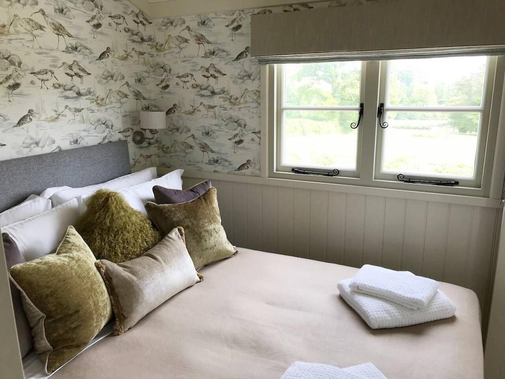 5 Luxury Shepherds Hut Mobile Home - Room