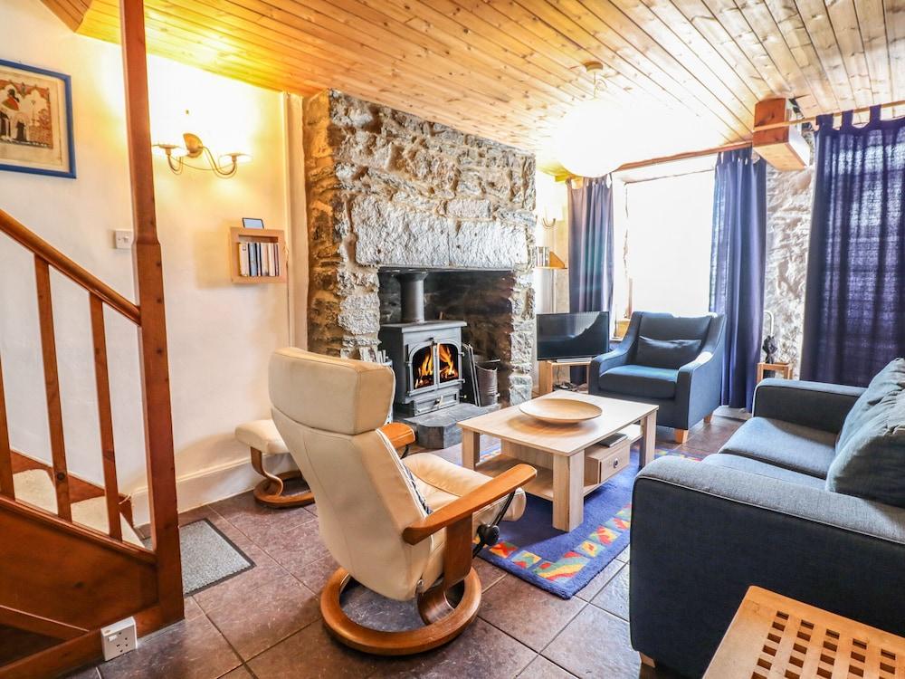2 Waterloo Cottage - Living Room