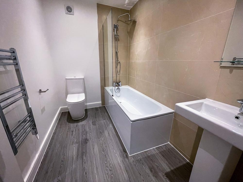 Ilford Luxury Apartments - Bathroom