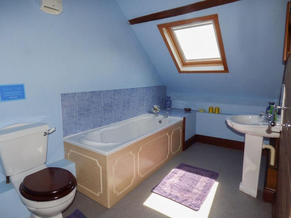 Ash Farm Cottage - Bathroom