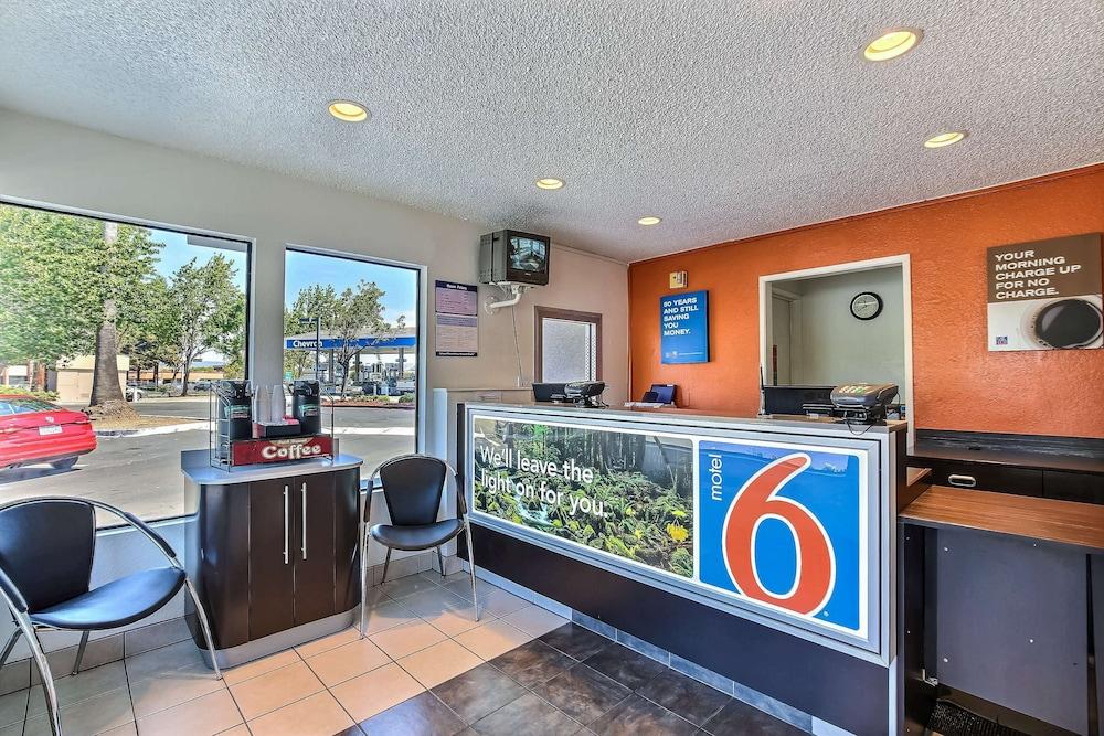 Motel 6 Pleasanton, CA - Lobby Sitting Area