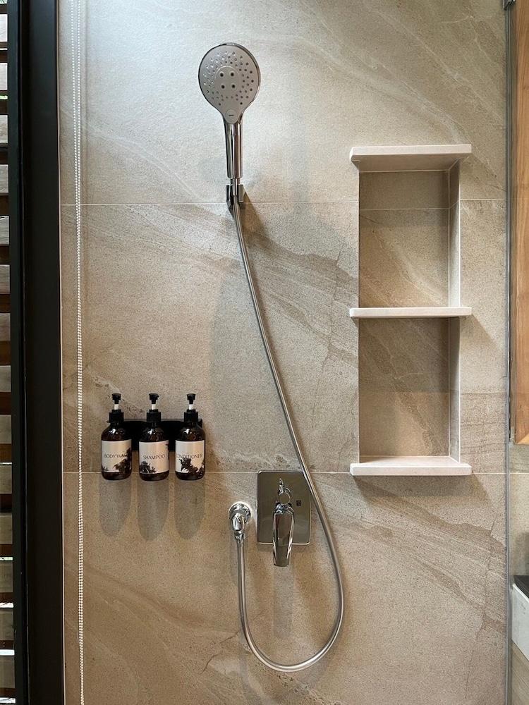 إيدن ريزورت آند فيلاس - Bathroom Shower
