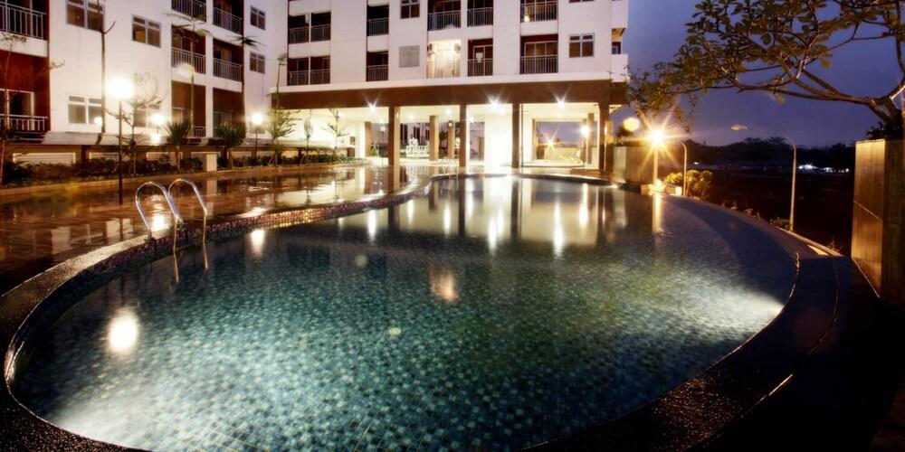 Quade Stay at Serpong Greenview - Outdoor Pool