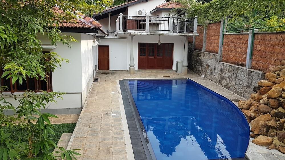 سيرينيواسا فيلا إندورووا - Outdoor Pool