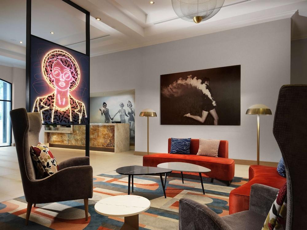 Hotel Zessa Santa Ana – a DoubleTree by Hilton - Lobby