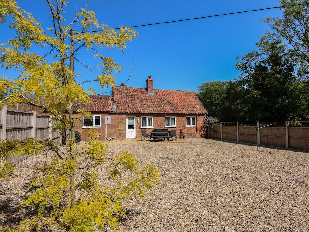 Hadleigh Farm Cottage - Featured Image