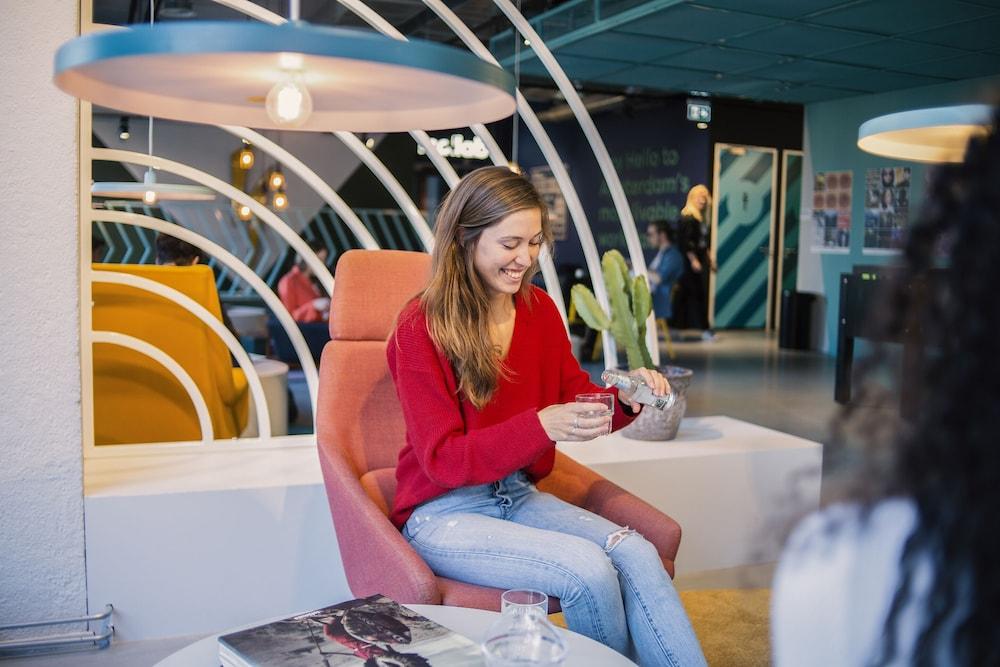 The Social Hub Amsterdam West - Lobby Sitting Area