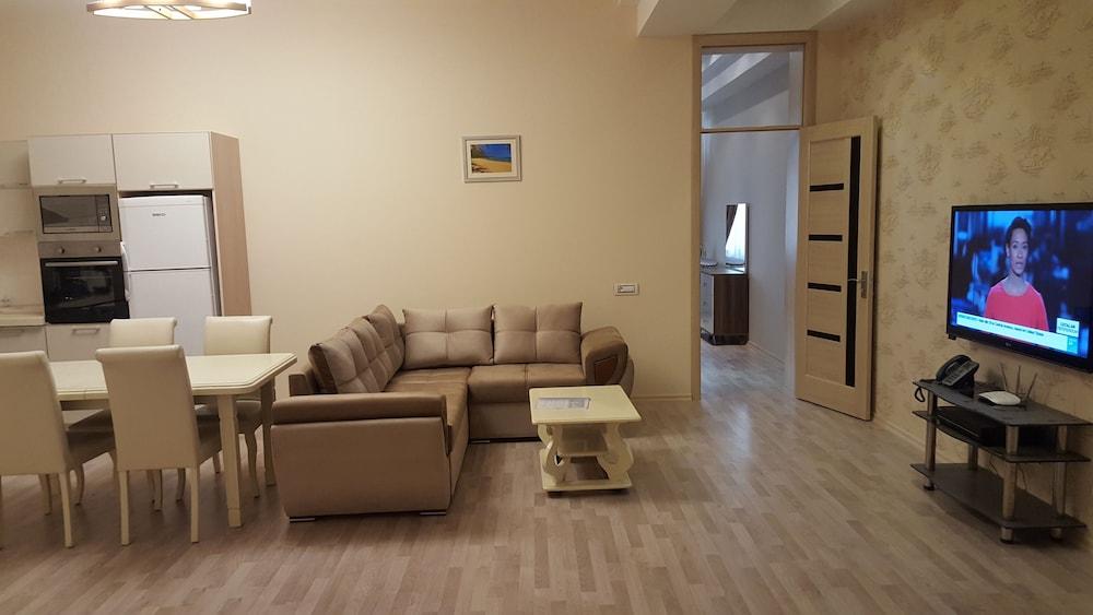 Villa Floor 2 Beds Fully furnished Apt - Living Room