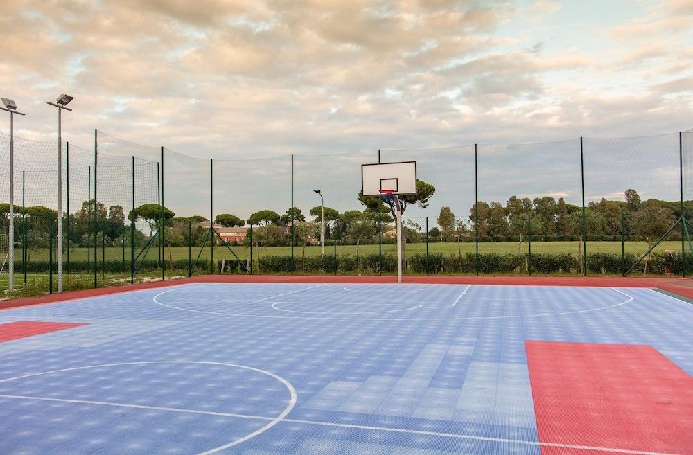 كامبينج فيليدج روما كابيتول - Basketball Court