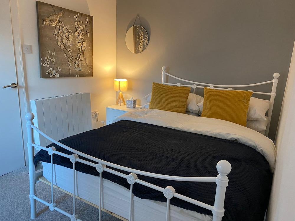 Cosy 2 Bed Flat 1 in Bridgend - Room