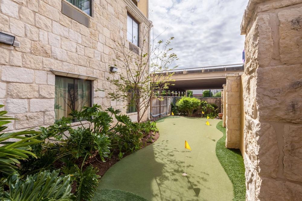 Comfort Suites Alamo - Riverwalk - Property Grounds