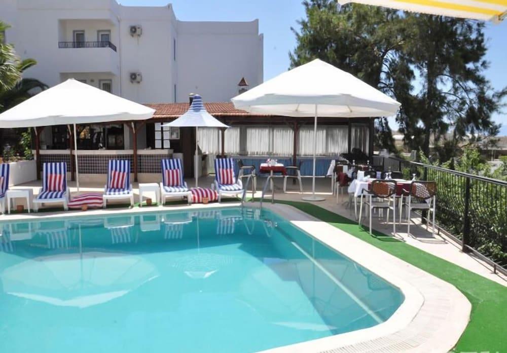 Jarra Hotel - Outdoor Pool