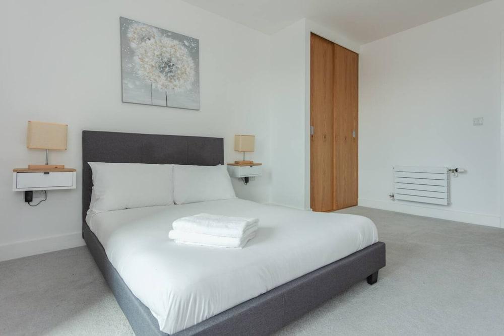 Contemporary 1 Bedroom Apartment in Canning Town With Balcony - Room