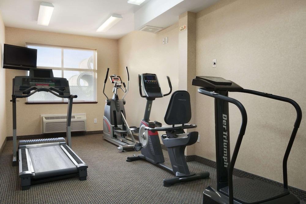 Days Inn & Suites by Wyndham Langley - Fitness Facility