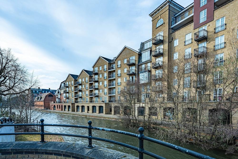 Celador Apartments - Riverside House Serviced Apartments - Featured Image