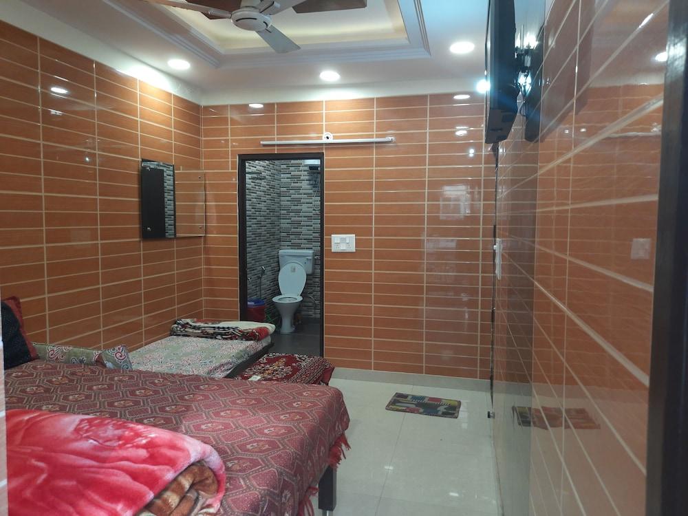 Room in Guest Room - Luxury Private Flat In Lajpat Nagar With Attached Kitchen Kitchen 92,121,74700 - Featured Image