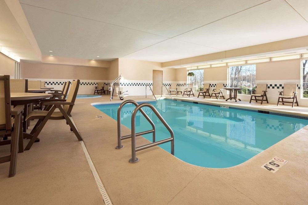 Country Inn & Suites by Radisson, Clinton, IA - Waterslide