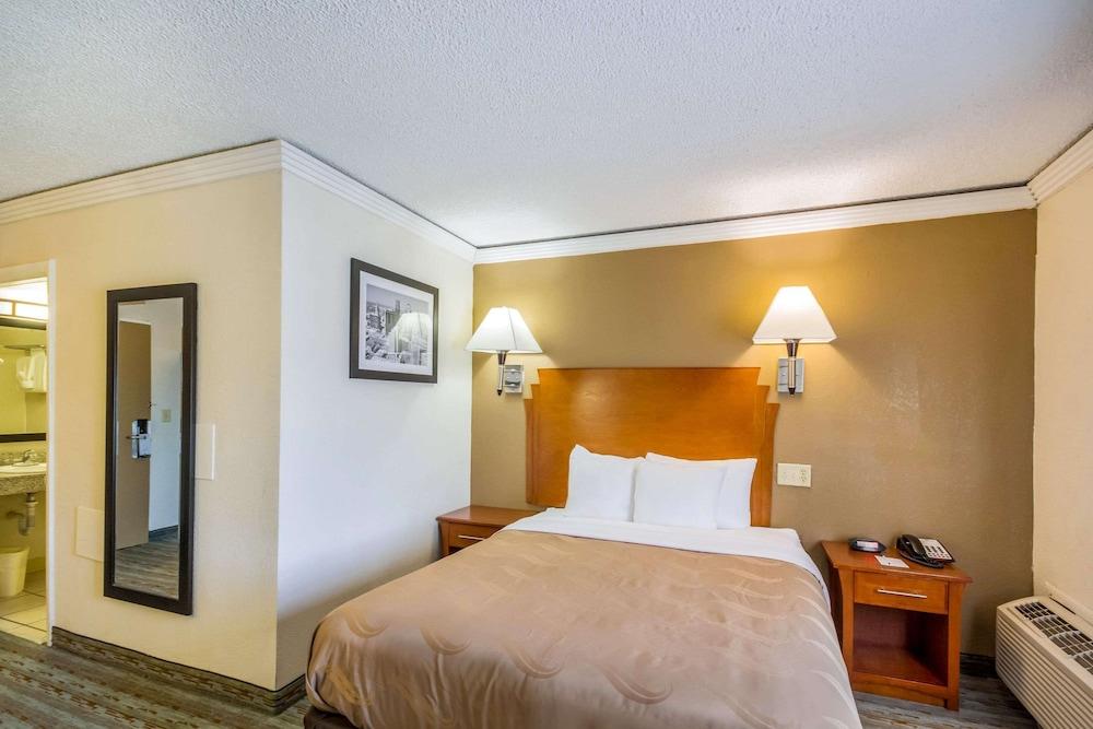 Quality Inn & Suites Kansas City - Independence I-70 East - Room