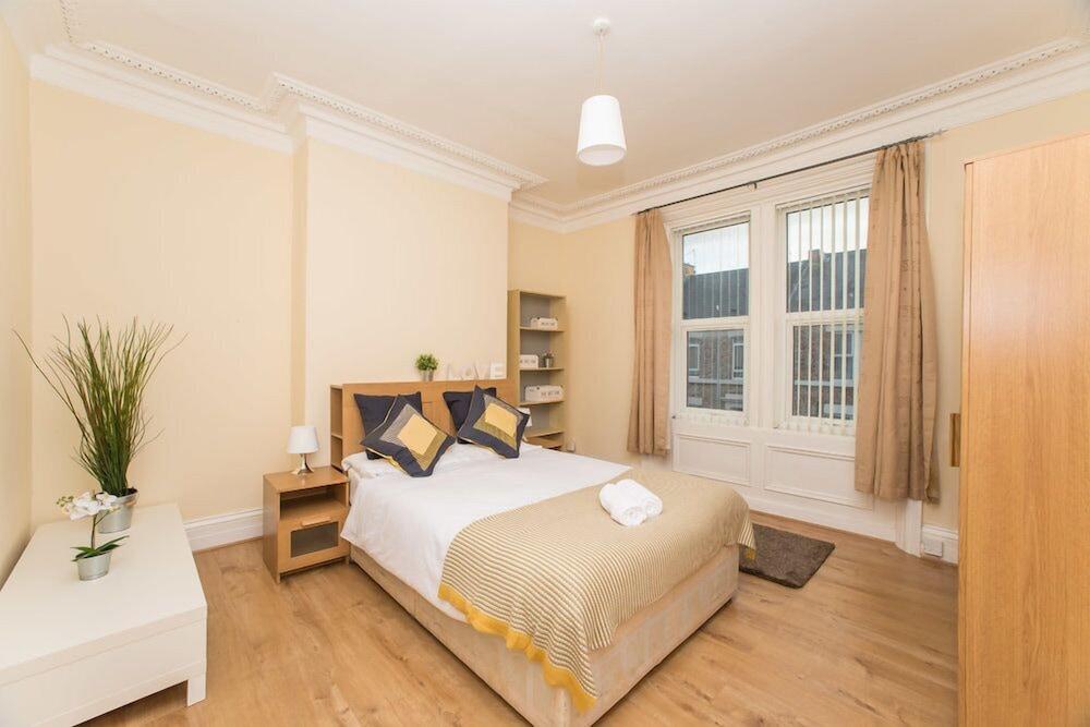 Lovely and Comfortable 3 Bed Flat Tamworth - Featured Image