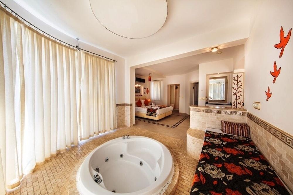 Golden Life Heights Deluxe Suite Hotel - Adults Only - Private Spa Tub