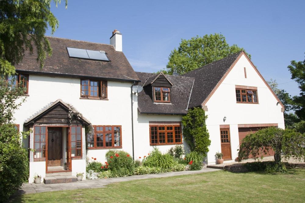 Larkrise Cottage - Featured Image