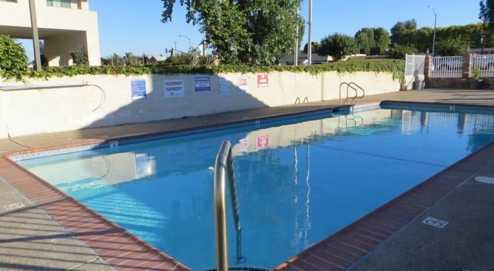 The Capri Motel - Outdoor Pool