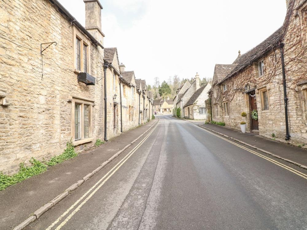 Castle Combe Cottage - Property Grounds