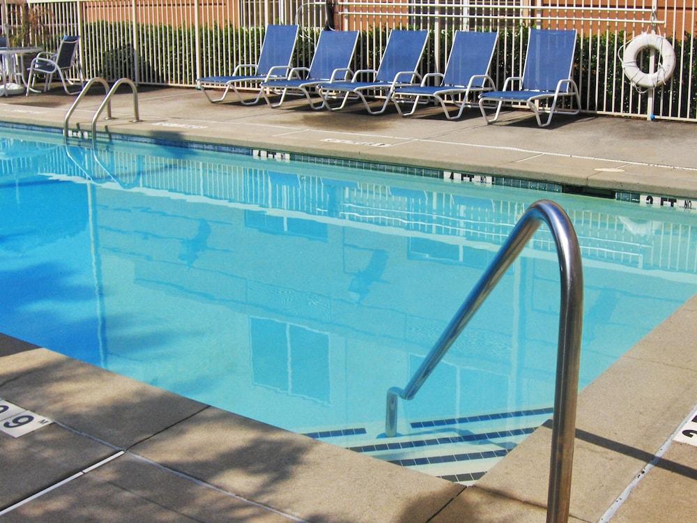 Extended Stay America Suites Carlsbad Village by the Sea - Outdoor Pool